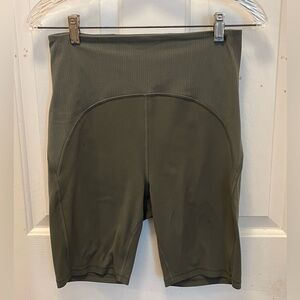 🍋 VGUC Lululemon Blissful Bend Super High-Rise 8” Short in Army Green - Sz 8